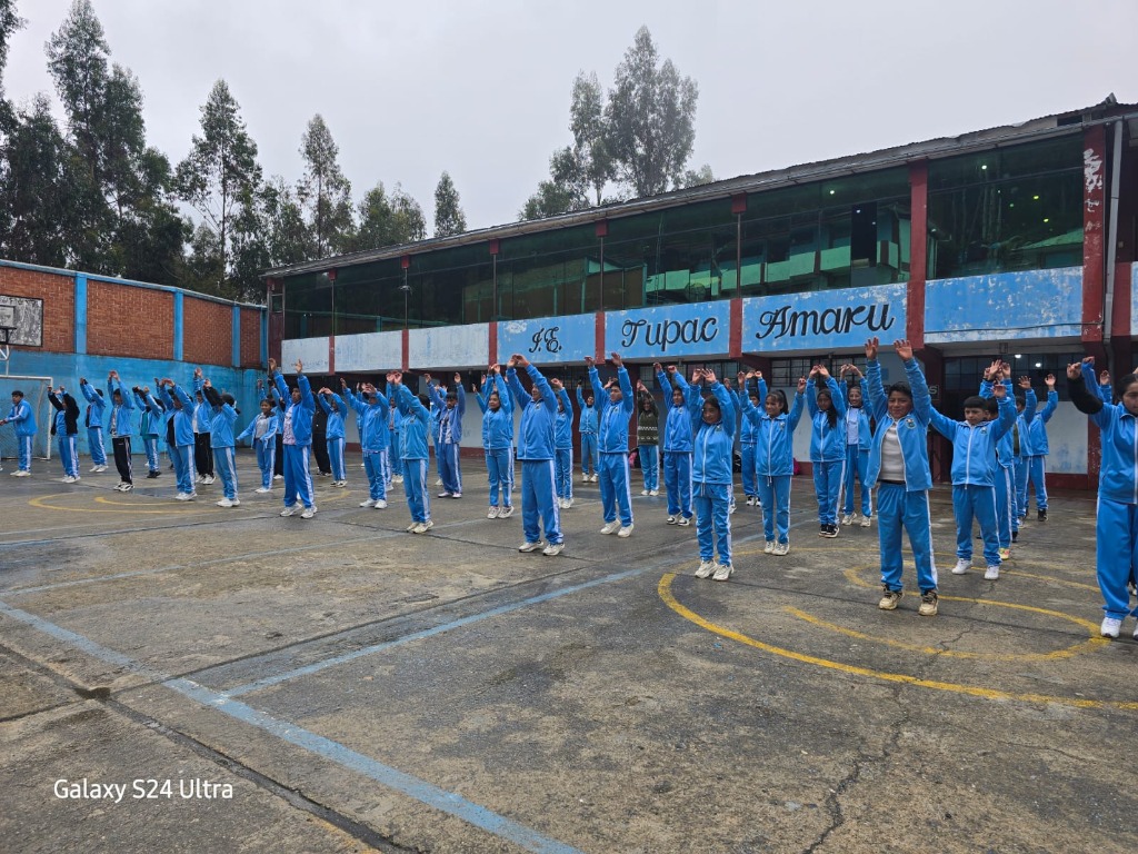 Estudiantes IE Tupac Amaru haciendo actividad física